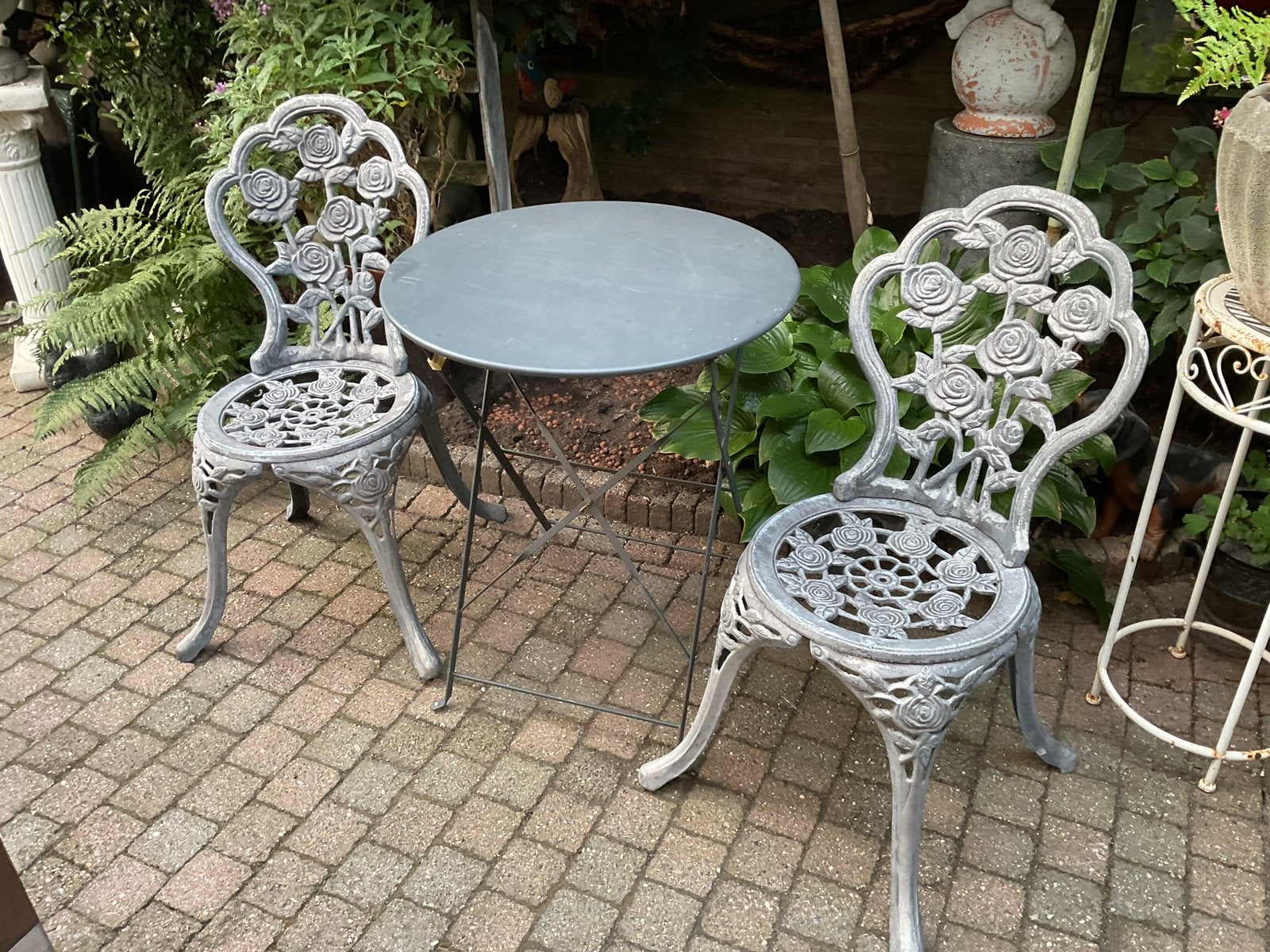 Charmante bistroset met rozenmotief - Tuinset, Antiek en Kunst, Ophalen