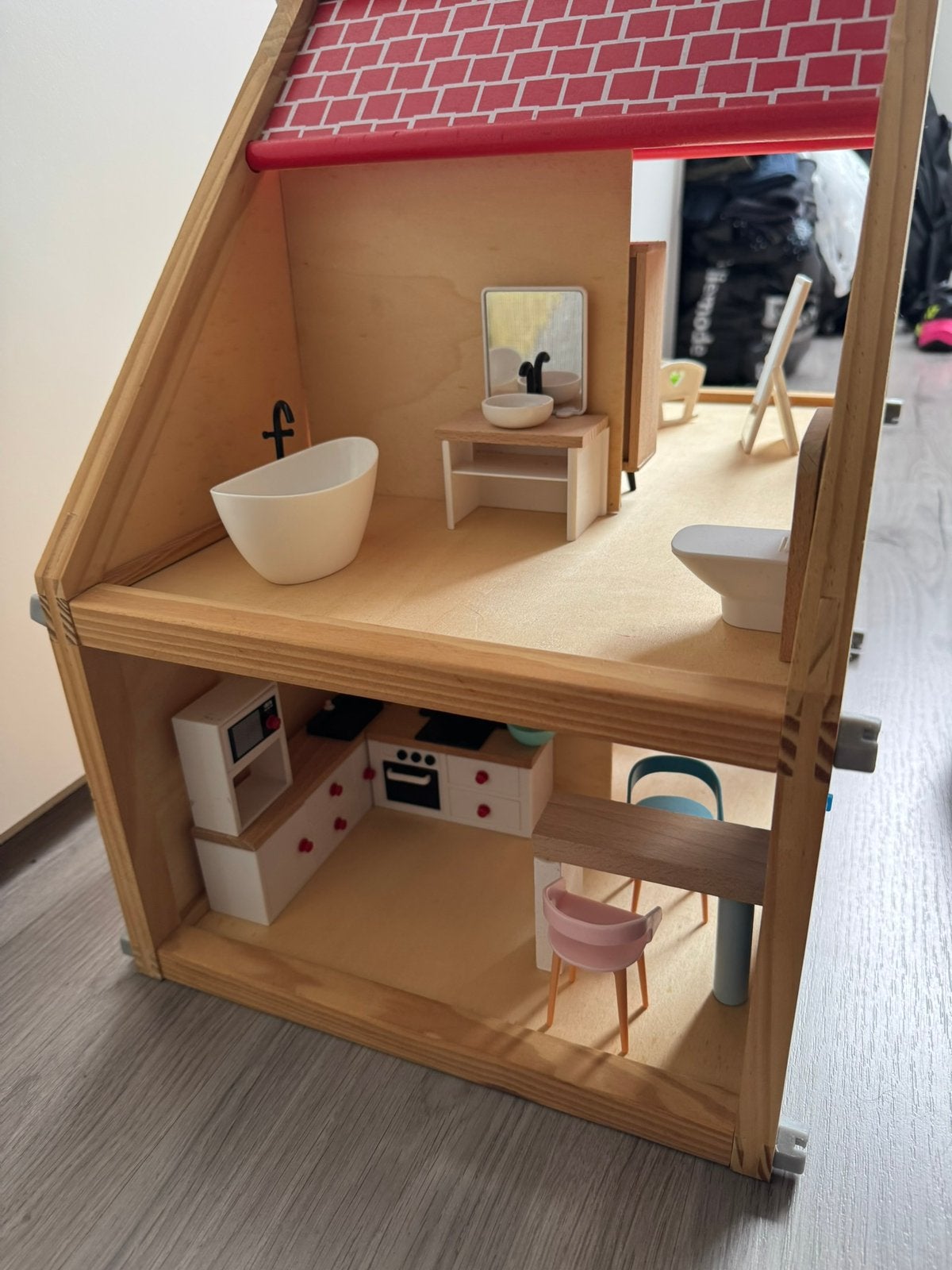Poppenhuis + poppetjes + meubels, Ophalen, Zo goed als nieuw, Poppenhuis