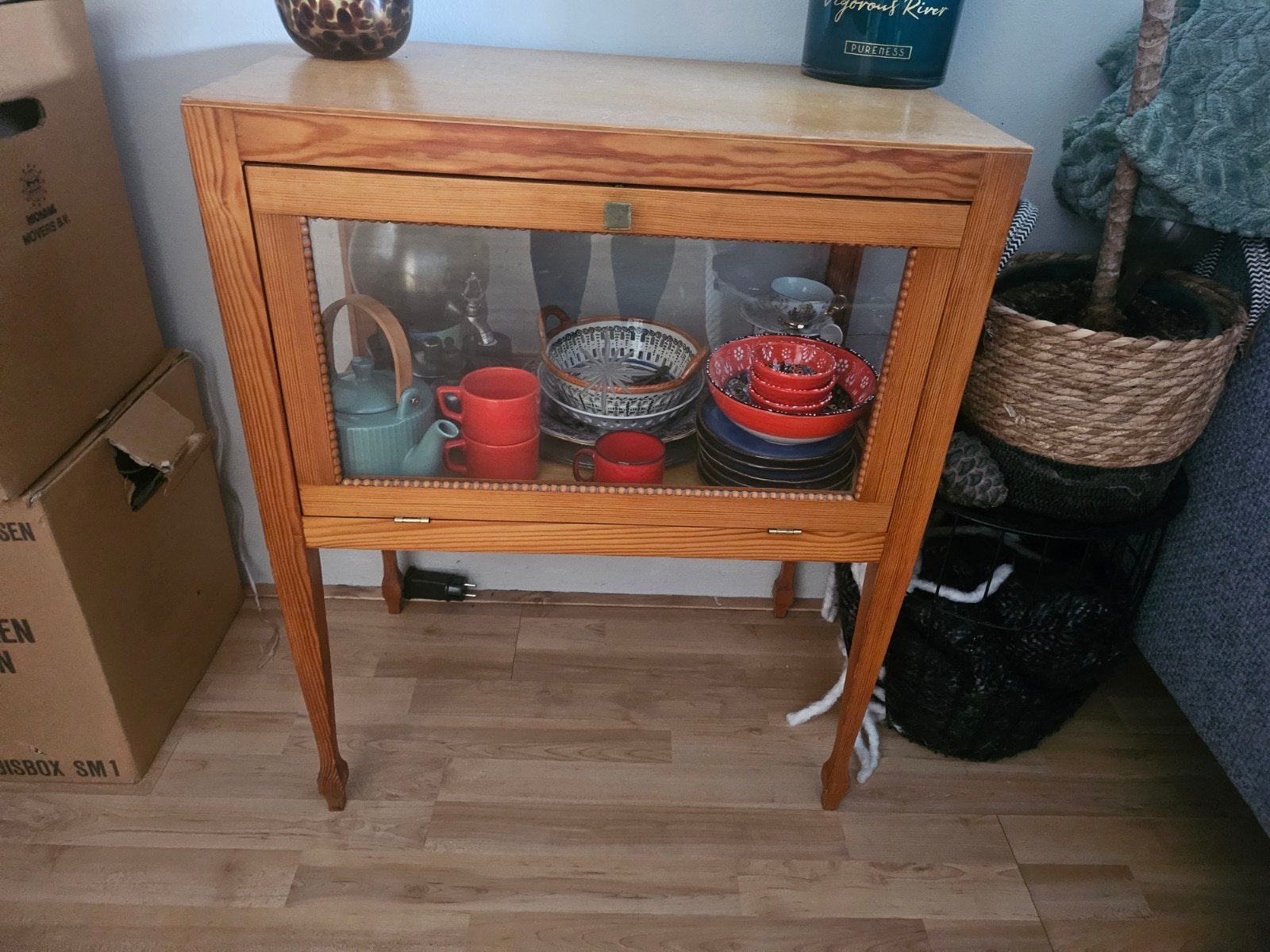 Houten theekastje met glazen deuren, Ophalen, Gebruikt, Glas, 50 tot 100 cm