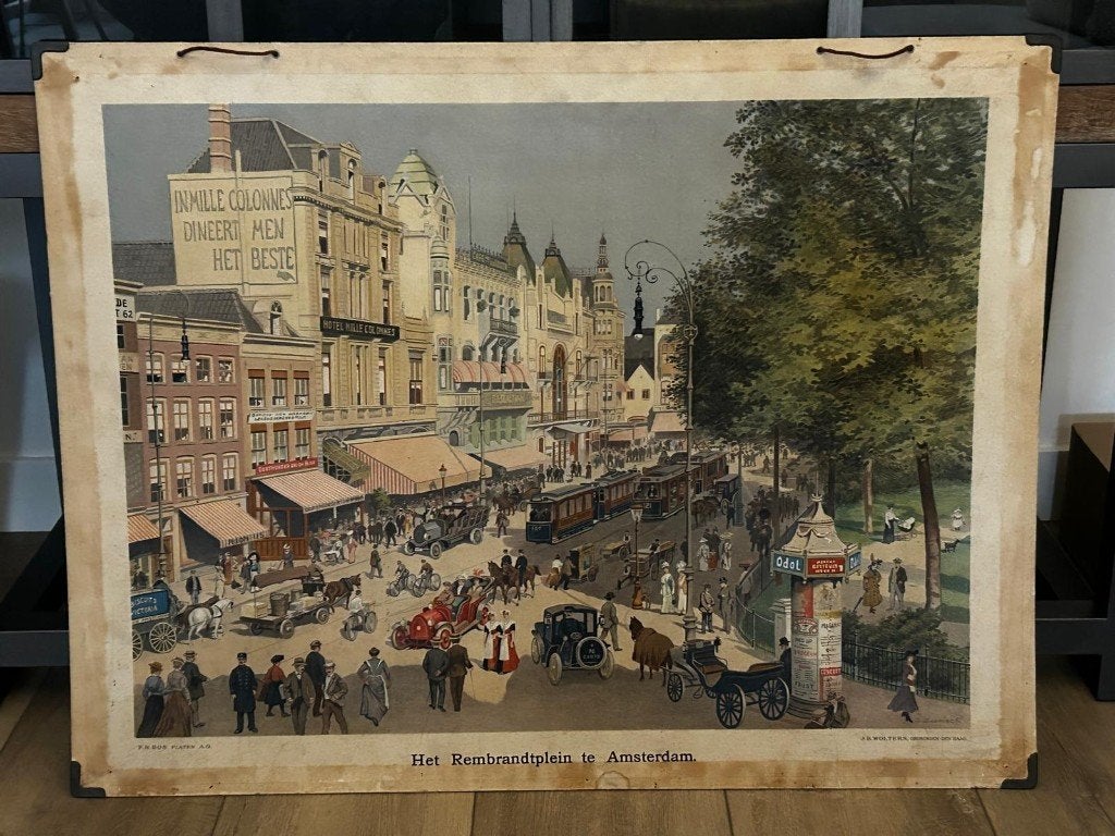 Het Rembrandtplein te Amsterdam, Antiek en Kunst, Antiek | Schoolplaten, Ophalen of Verzenden, Stad- en Dorpsgezichten