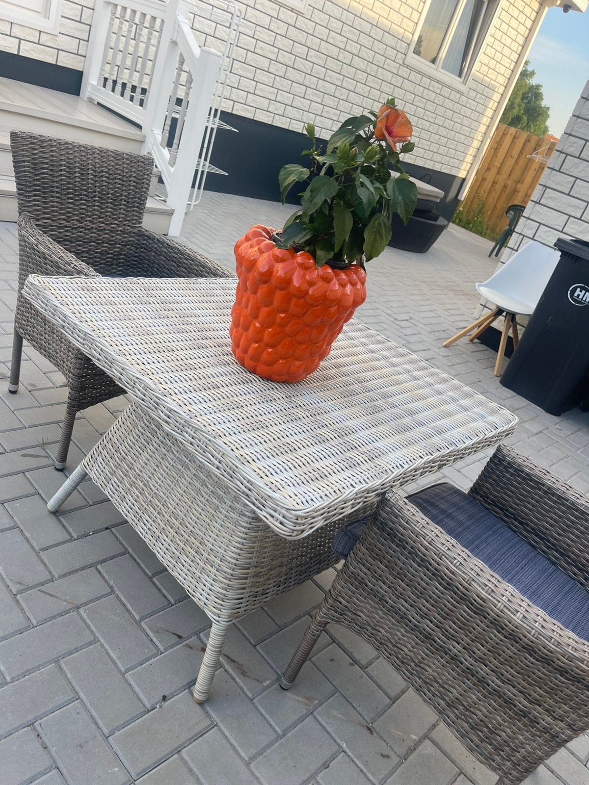 Tafel plus kussens en 2stoelen, Ophalen, Zo goed als nieuw