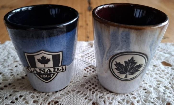 2 Mooie keramieke Canadese schot glaasjes, Listowel, Ophalen of Verzenden