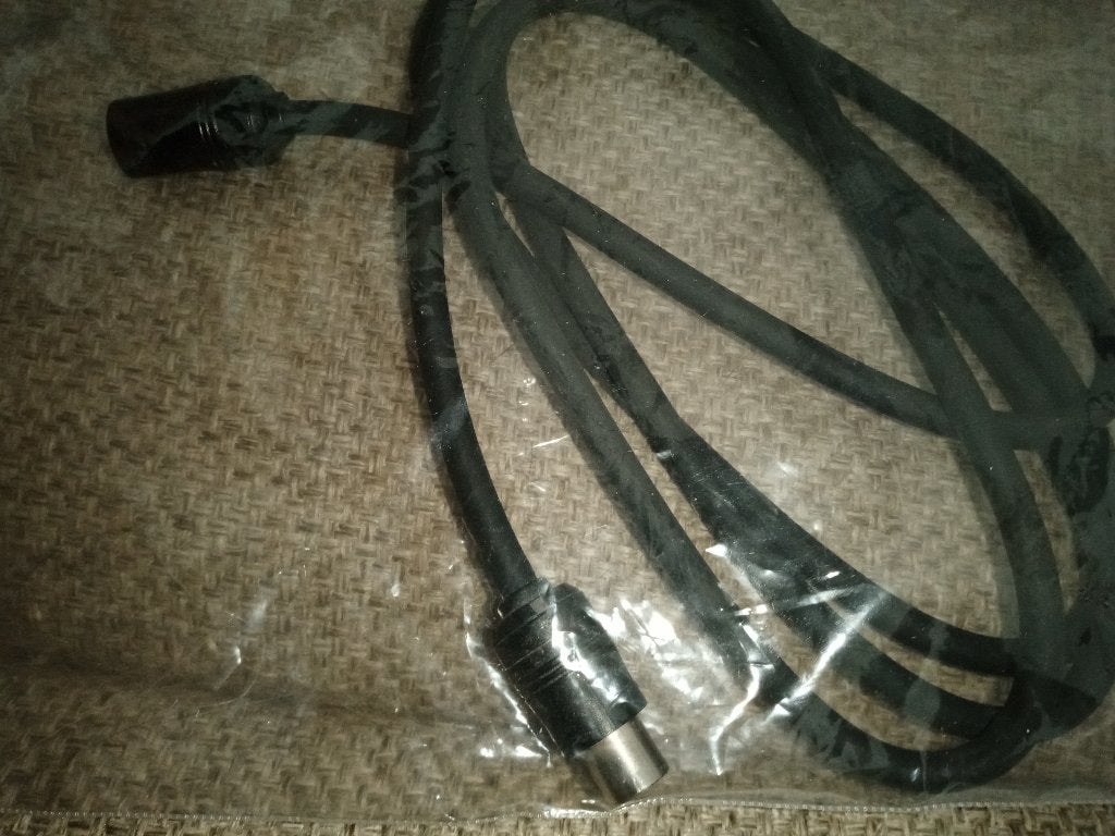 Te koop 2 snoertjes voor antene TV (mannetje en vrouwtje), Audio, Tv en Foto, Audiokabels en Televisiekabels, Ophalen of Verzenden