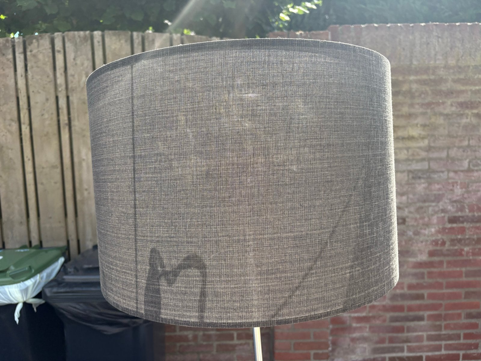 Staande schemerlamp met zwarte kap en zilveren voet, Huis en Inrichting, Lampen | Vloerlampen, Ophalen, Gebruikt, Klassiek/Modern