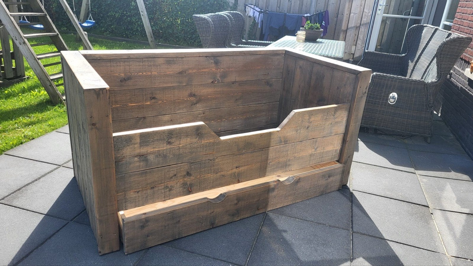 Handgemaakte steigerhouten bed, Ophalen, 85 tot 100 cm, Gebruikt, Lattenbodem