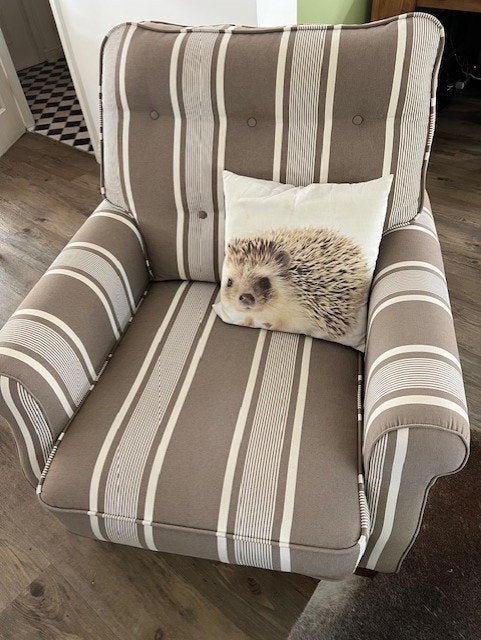 31.	Landelijke stoffen brocante gecapitonneerde fauteuil, Ophalen