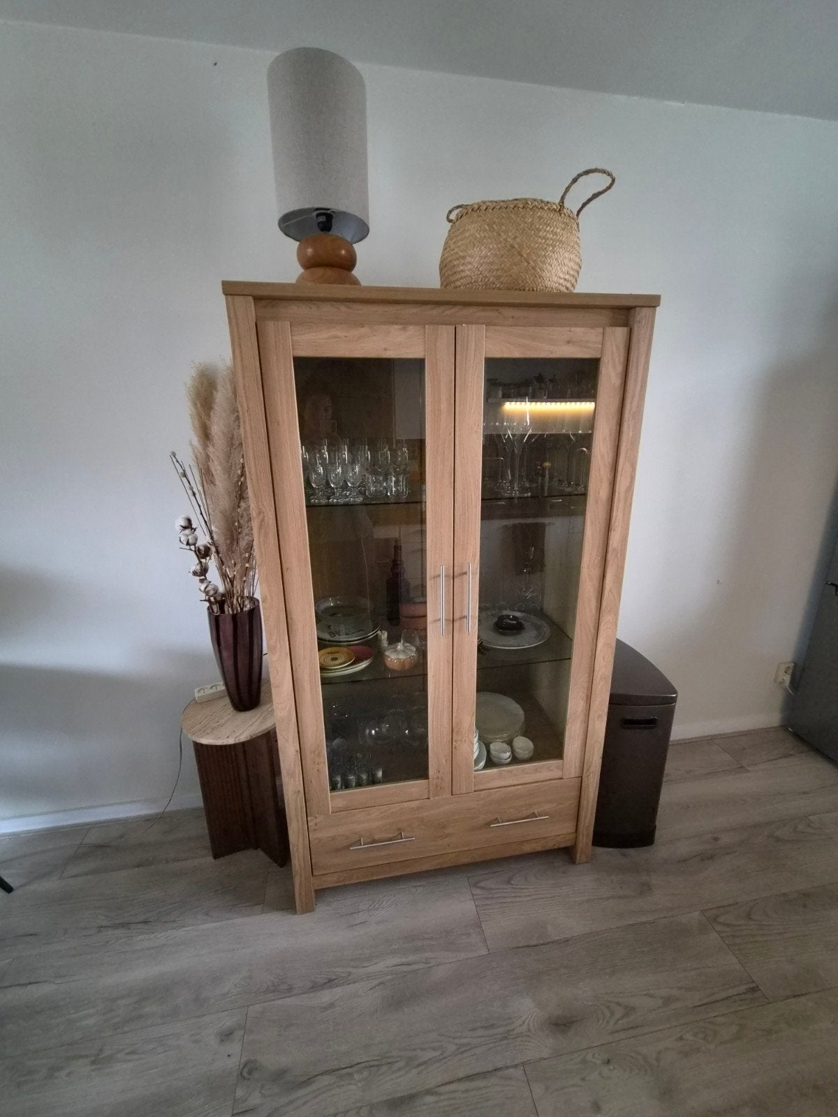 Eikenhouten vitrinekast met lades en glazen deuren, Ophalen, Eikenhout, Met lade(s), 50 tot 100 cm