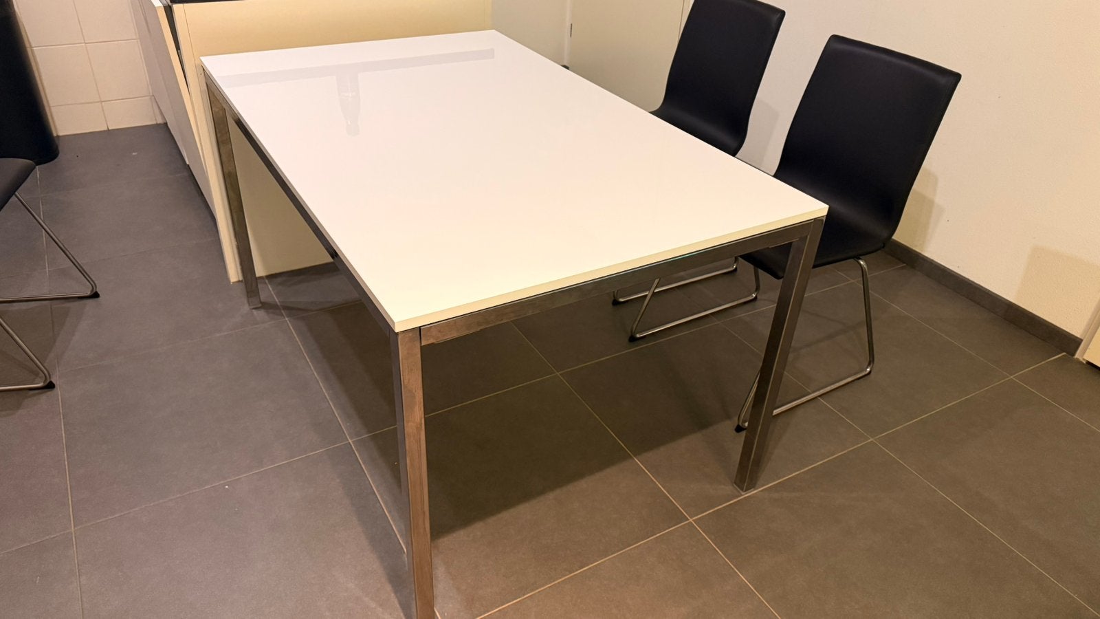 Eettafel hoogglans wit (135x85cm) + 4 stoelen zwart, Ophalen, Gebruikt, 100 tot 150 cm, 50 tot 100 cm