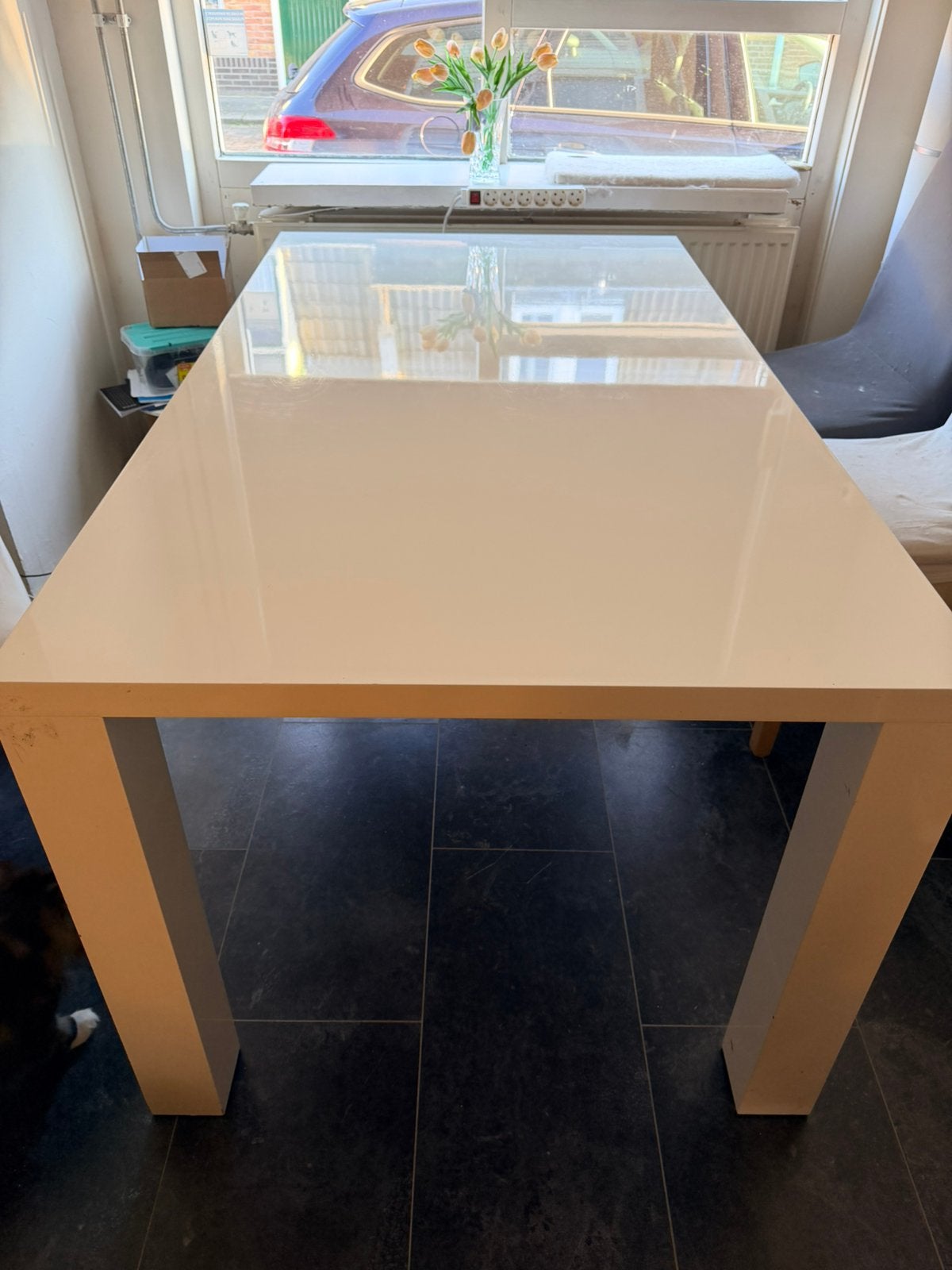 Witte eettafel met glanzend blad, Huis en Inrichting, Tafels | Eettafels, Ophalen, Overige materialen, Gebruikt, 100 tot 150 cm