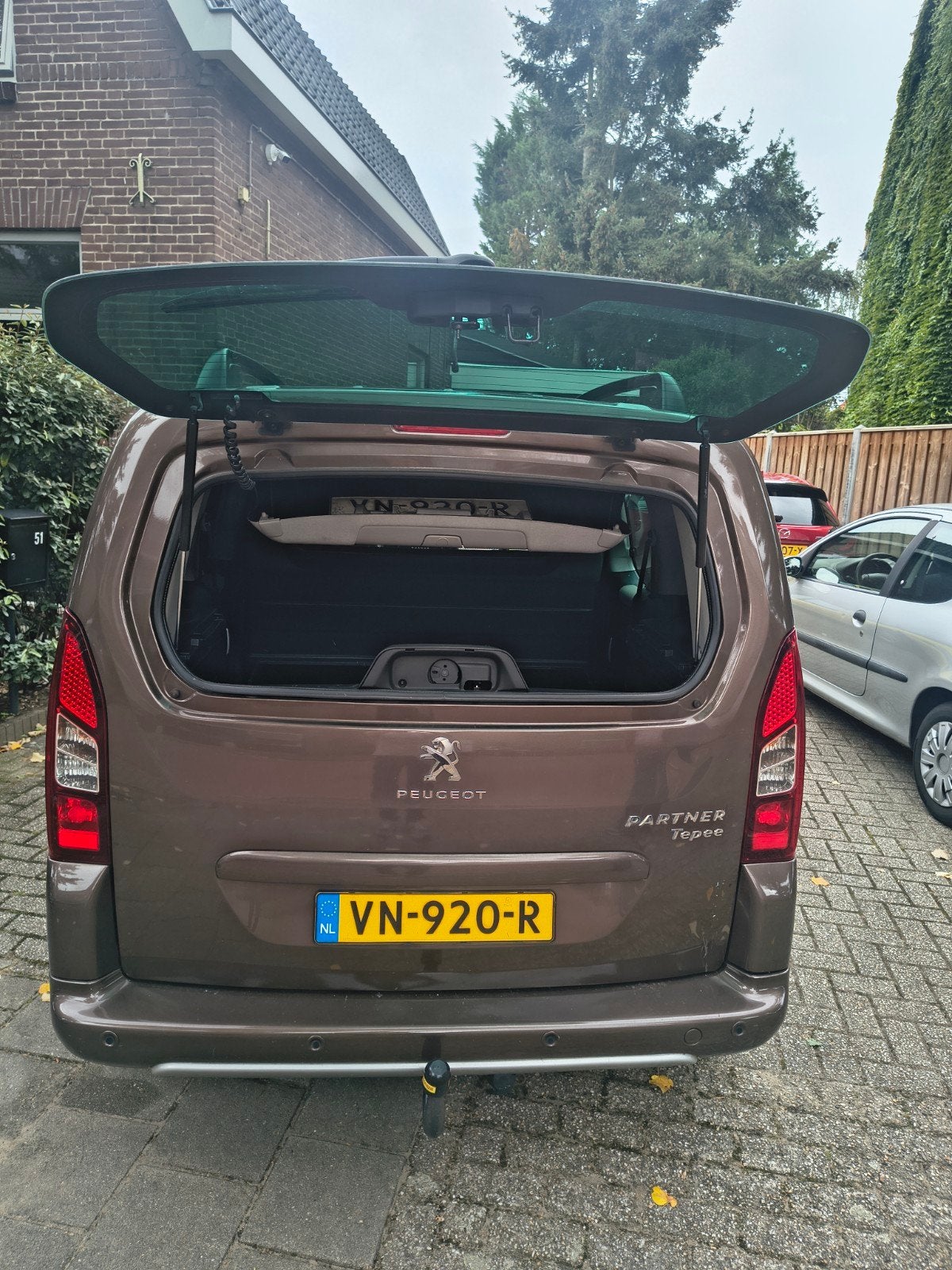 Peugeot Partner Tepee 1.6 HDi (2013) APK 2027, Voorwielaandrijving, Euro 5, 4 cilinders, Bruin