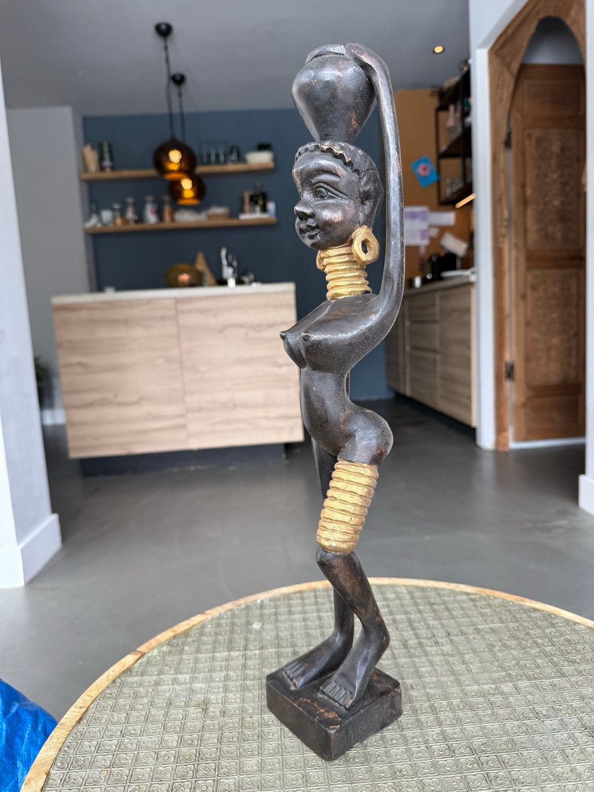 Afrikaans houten beeld van vrouw met kruik, Ophalen of Verzenden, Handgemaakt, 20 - 50 cm, Beeld