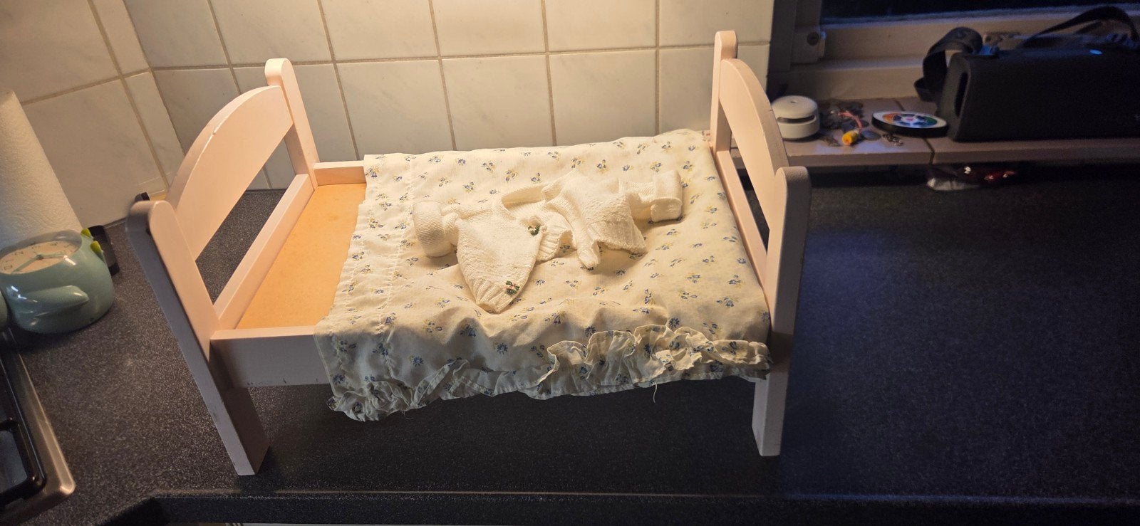 Houten poppenbedje met beddengoed, Ophalen of Verzenden, Gebruikt, Overige typen