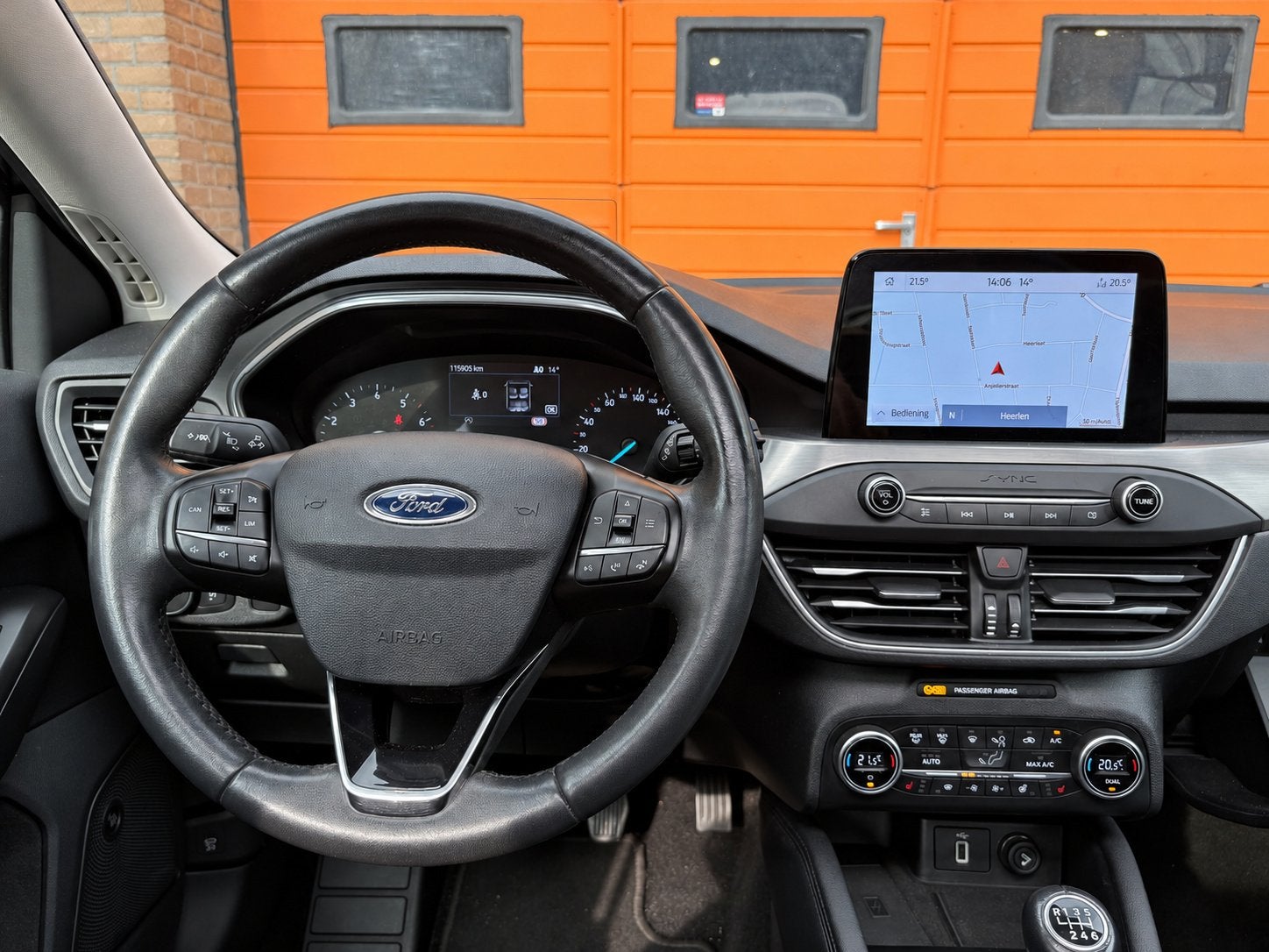 Ford Focus Wagon 1.5 EcoBoost Titanium Business / Panorama d, Auto's, Dealer onderhouden, Stof, Zwart, 150 pk