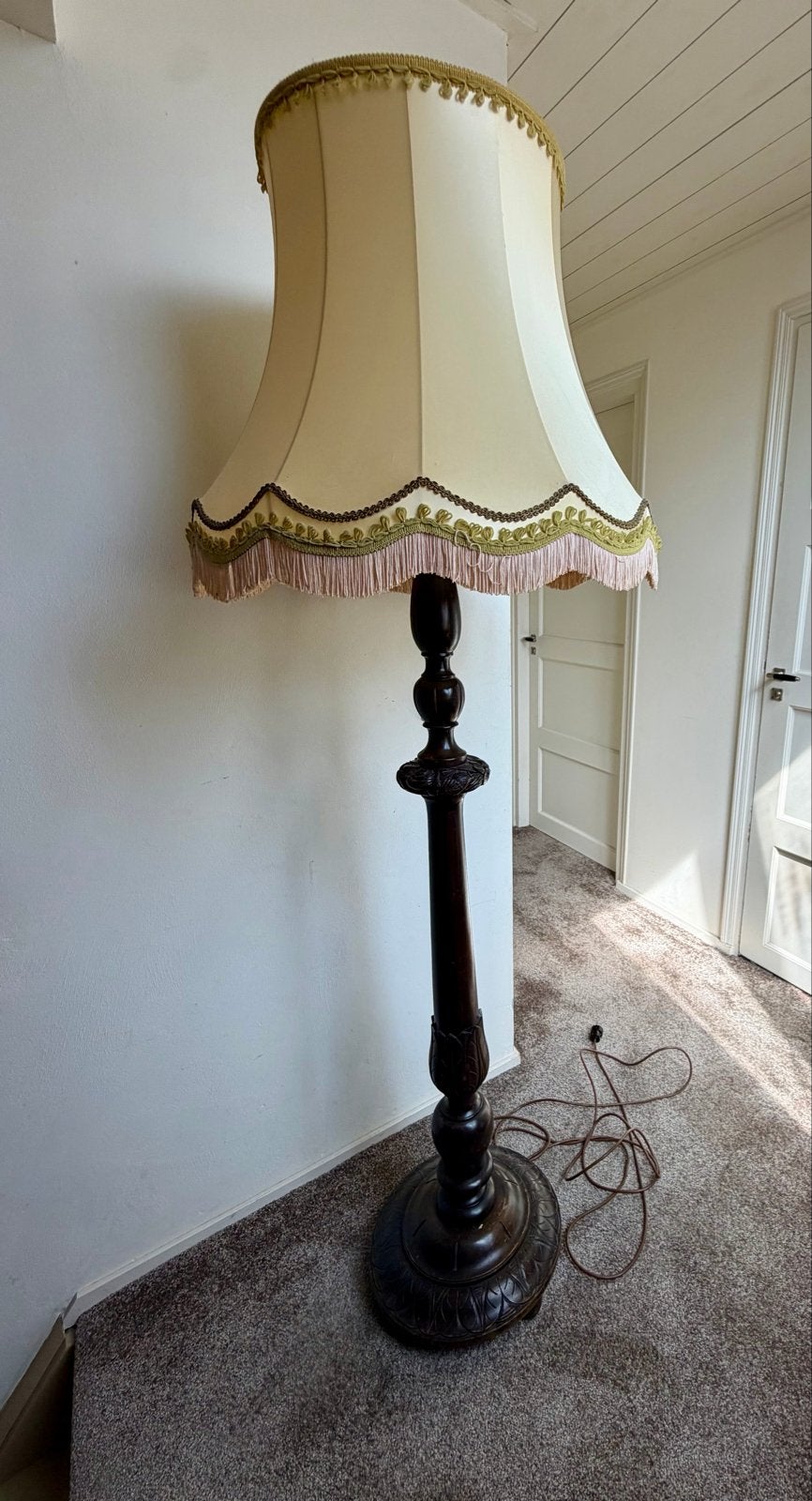Antieke staande lamp met bewerkte houten voet, Antiek en Kunst, Ophalen