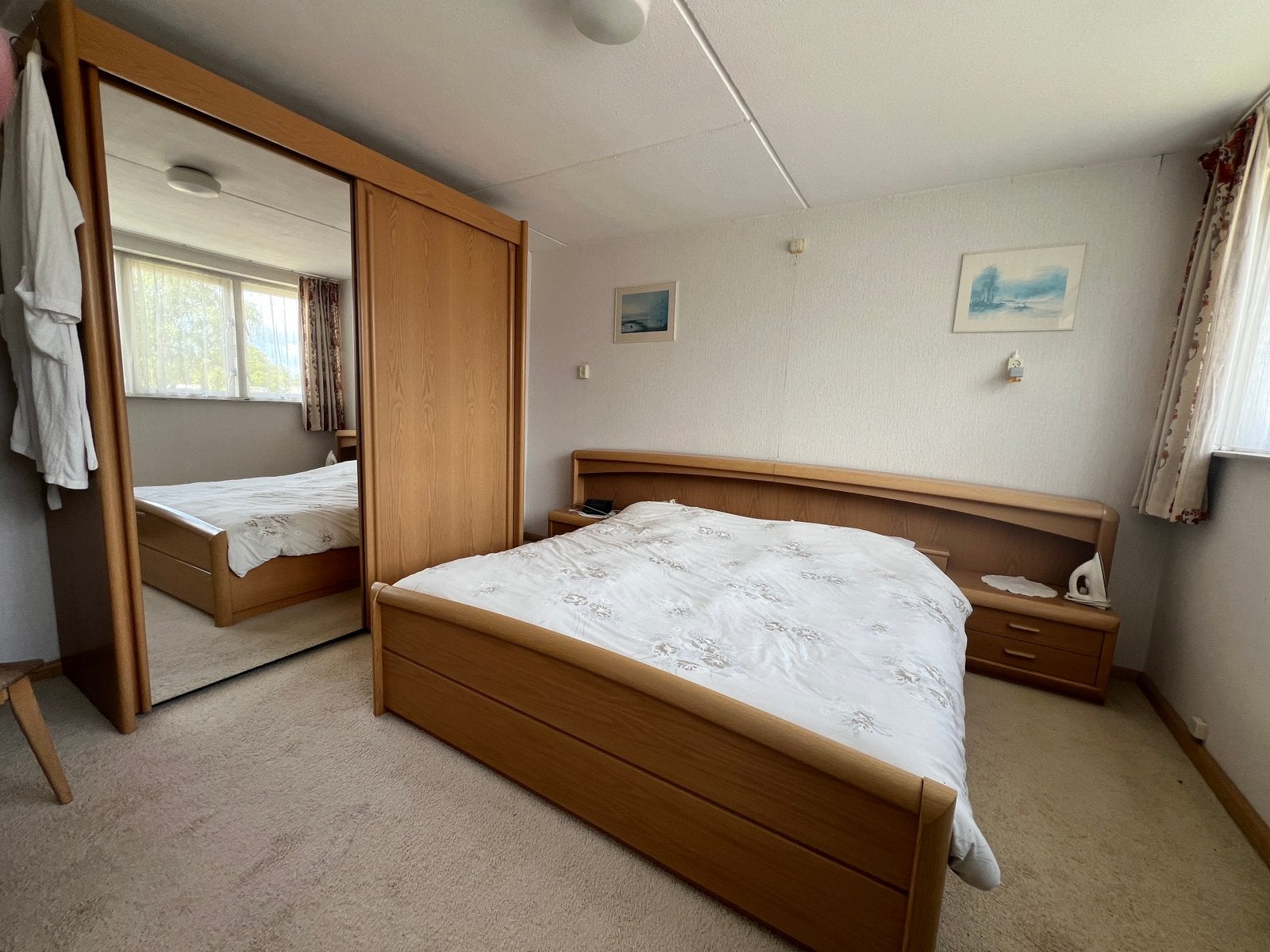 eikenhouten bed met ombouw en spiraalbodem en 2 nachtkastjes, Ophalen, Gebruikt, Bruin, Tweepersoons