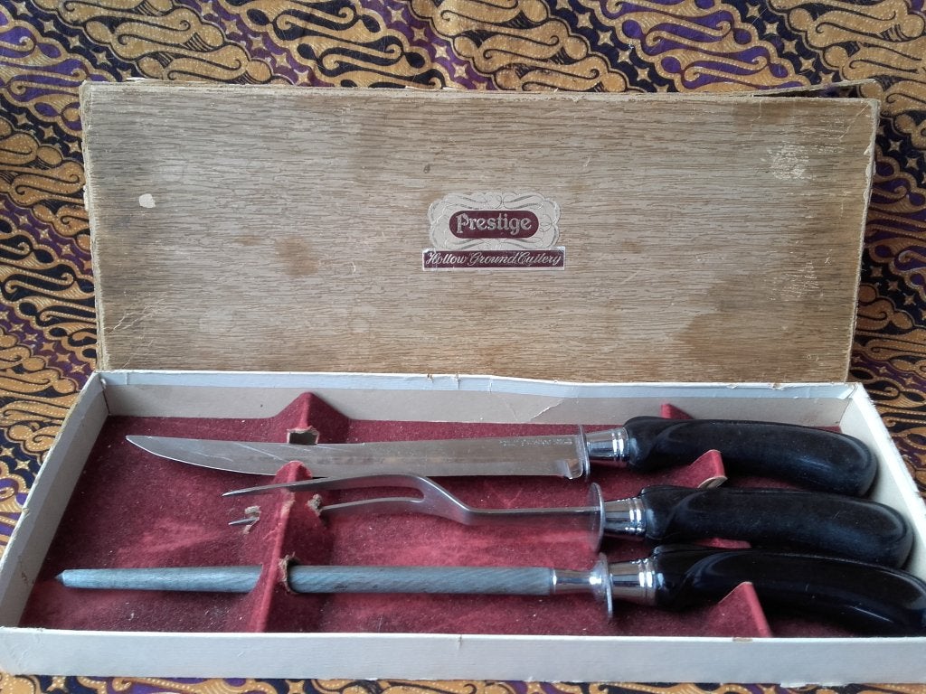 Oud vintage driedelig Prestige vleesbestek uit Engeland.
