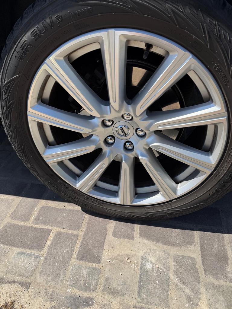 Originele 20 inch Volvo velgen met Nokian winterbanden, Ophalen, Gebruikt, 275 mm, Banden en Velgen