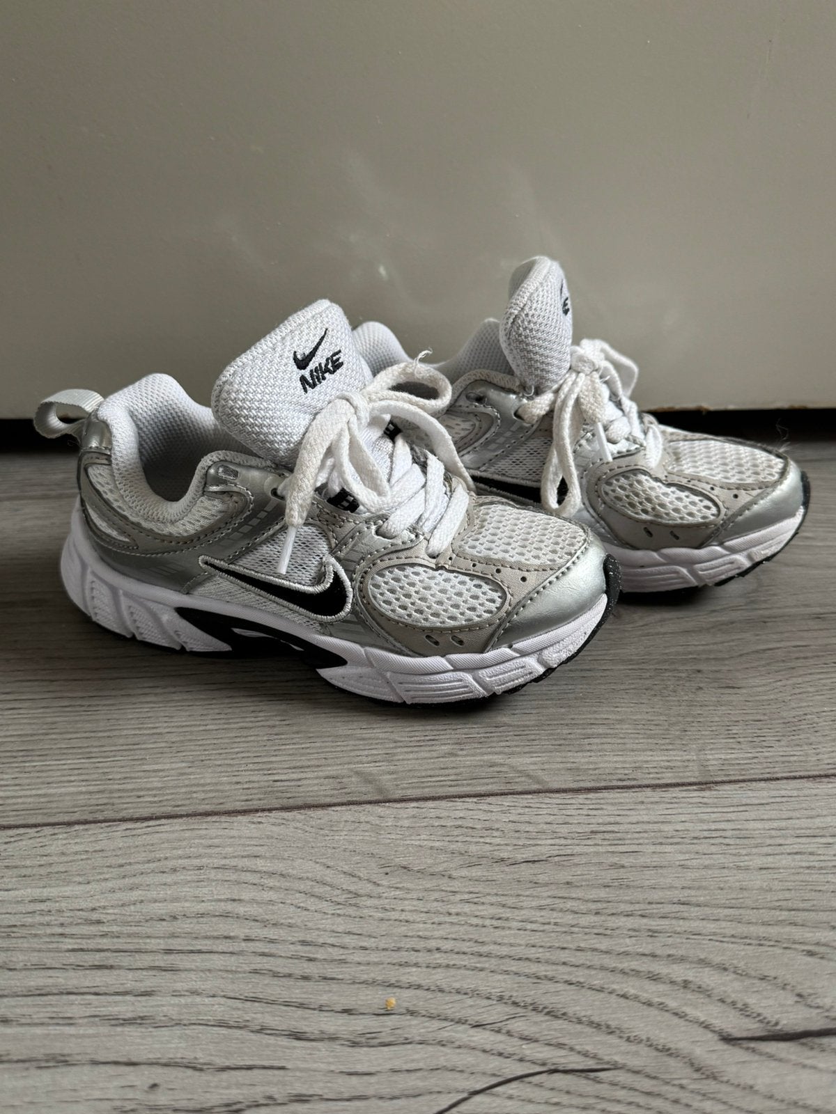 Nike V5 RNR maat 28,5, Ophalen of Verzenden, Zo goed als nieuw, Jongen of Meisje, Schoenen