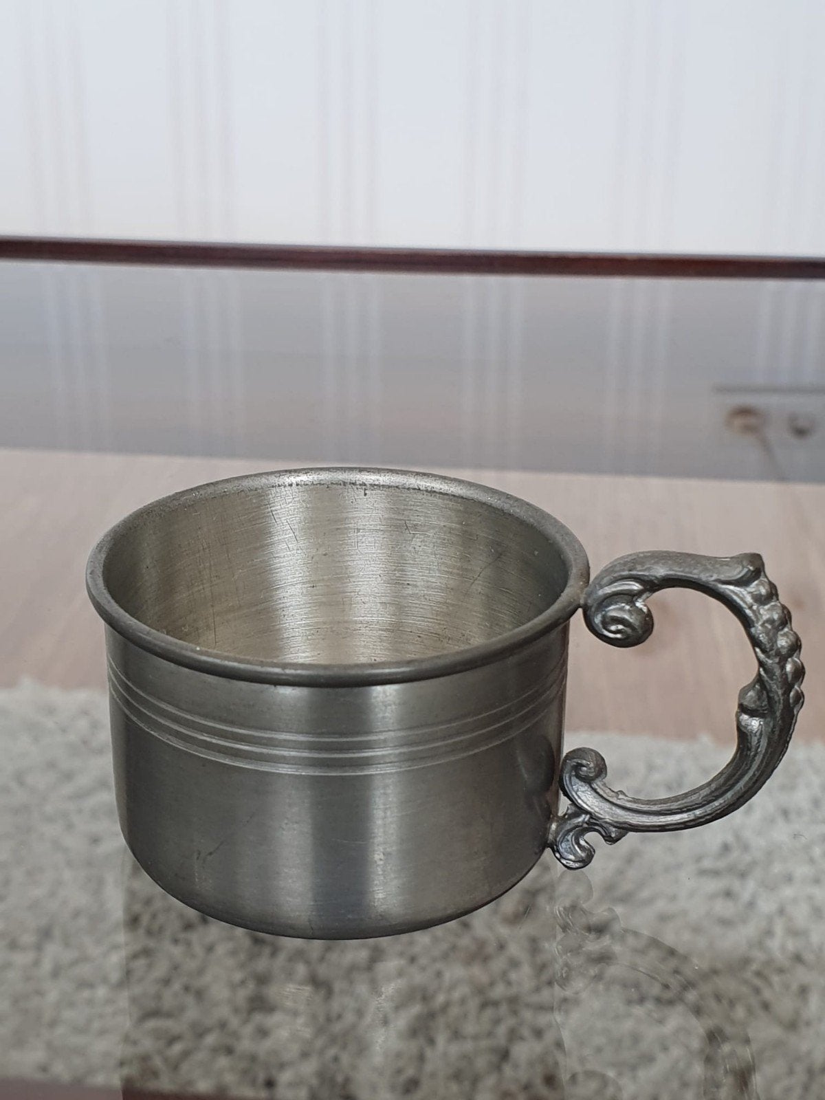 Antieke tinnen beker met sierlijk handvat (10 a 15 cm hoog), Verzenden