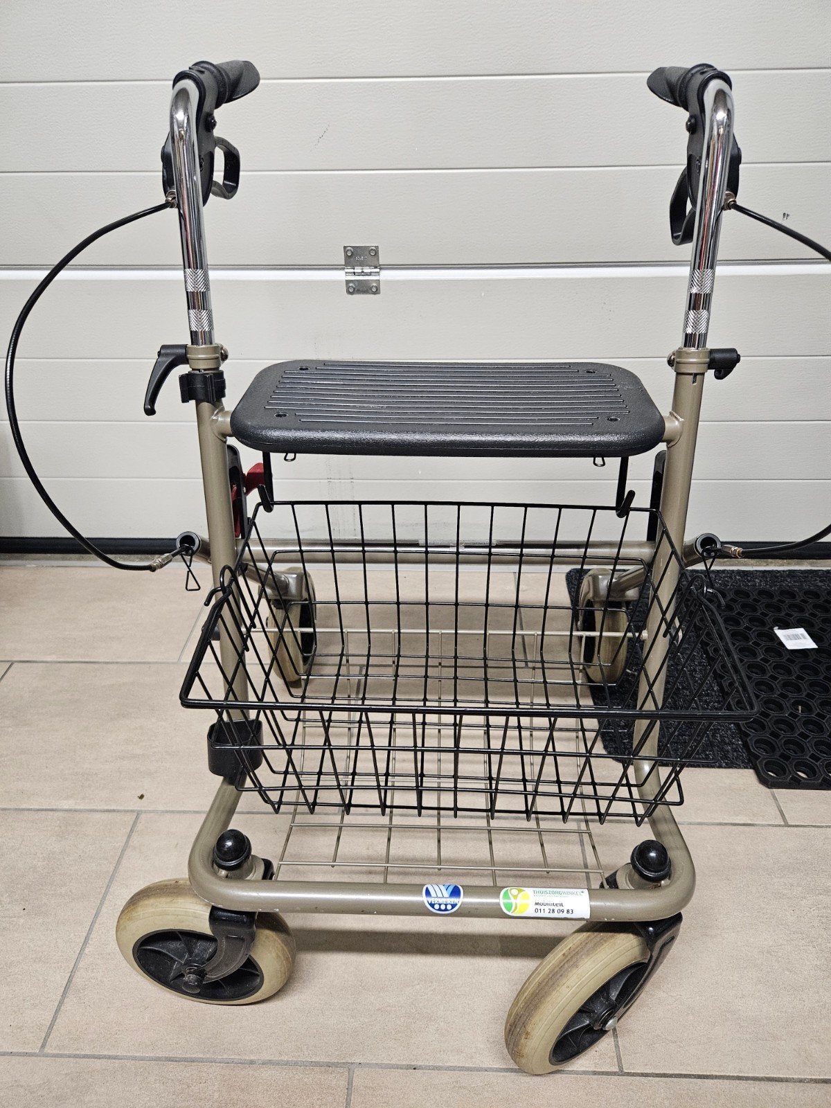 Rollator beige met rubber banden., Ophalen of Verzenden, Gebruikt