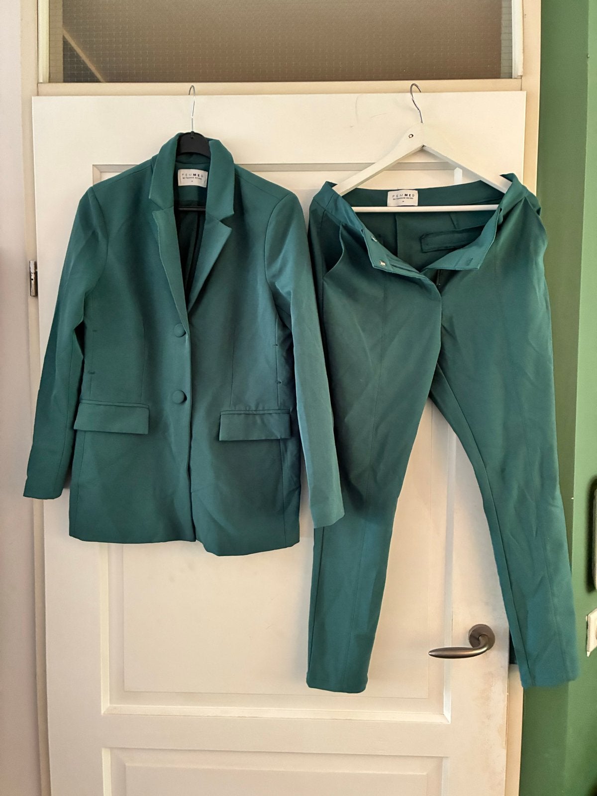 Femme9 Kostuum/Pak - Jasje en Broek in Smaragdgroen, Kleding | Dames, Maat 38/40 (M), Kostuum of Pak, Verzenden, Zo goed als nieuw