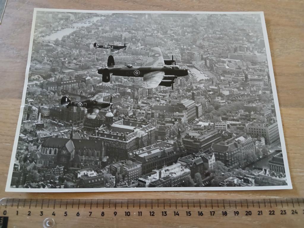 Spitfire Huricane & Lancaster boven Nederland WO2 Luchtvaart, Verzamelen, Ophalen of Verzenden, Zo goed als nieuw, Kaart, Foto of Prent