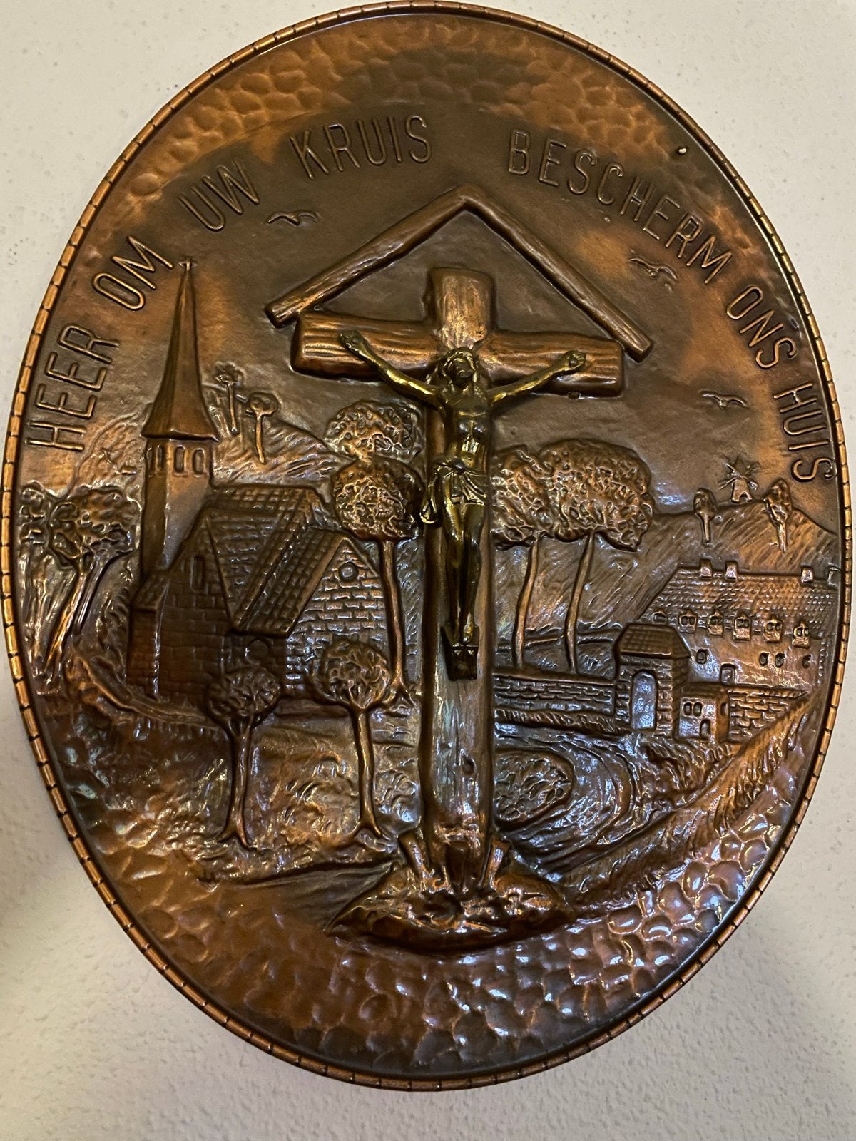 Koperen wandplaat met Jezus aan kruis - Bescherm ons huis, Antiek en Kunst, Ophalen of Verzenden, Koper