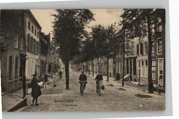 Sommelsdijk  Voorstraat 3 fietsers, Verzamelen, Ophalen of Verzenden, 1920 tot 1940, Ongelopen, Zuid-Holland