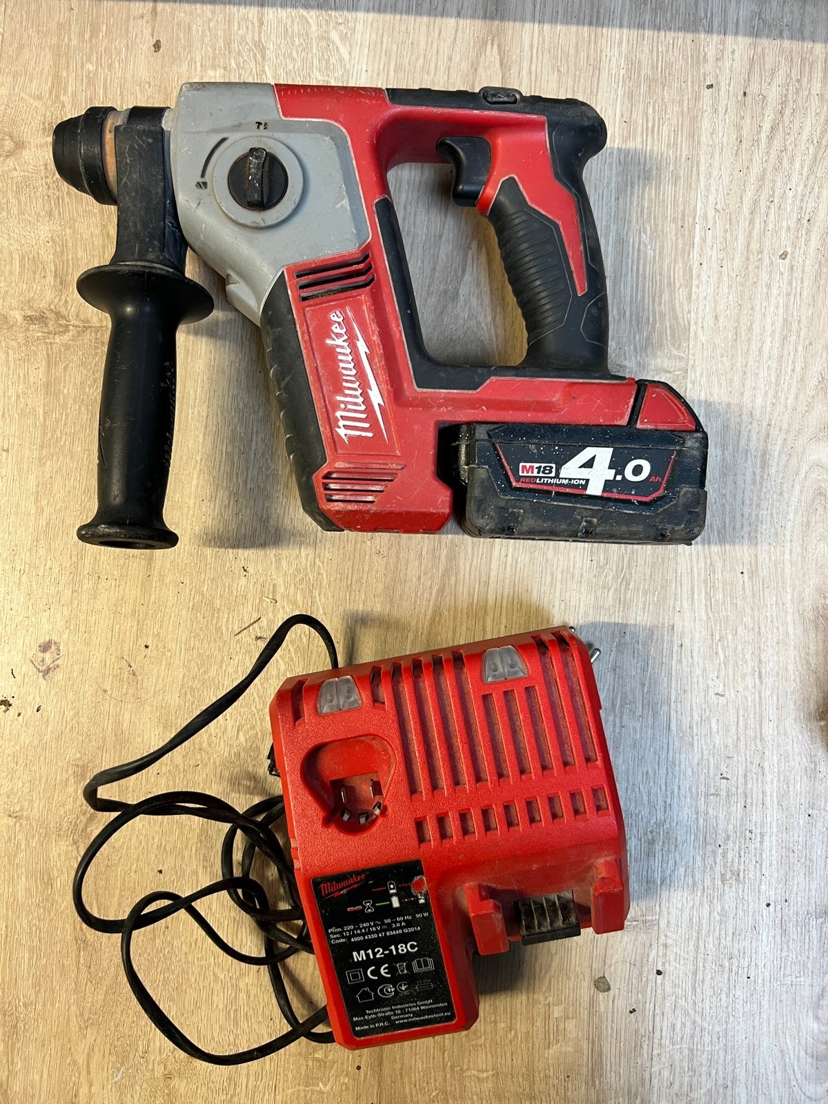 Milwaukee M18 Boorhamer met accu en lader, Ophalen, Boor- en/of Breekhamer, Klopboormechanisme, Gebruikt