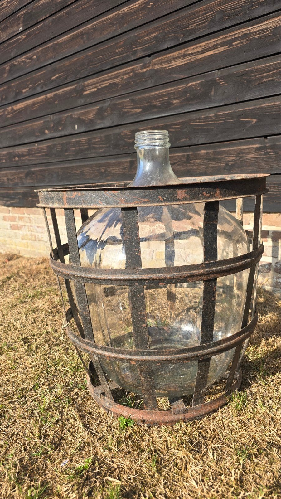 Oude gistfles / ballonfles in metalen korf -Dame Jeanne 60cm, Huis en Inrichting, Ophalen, Transparant, Geschikt voor droogbloemen