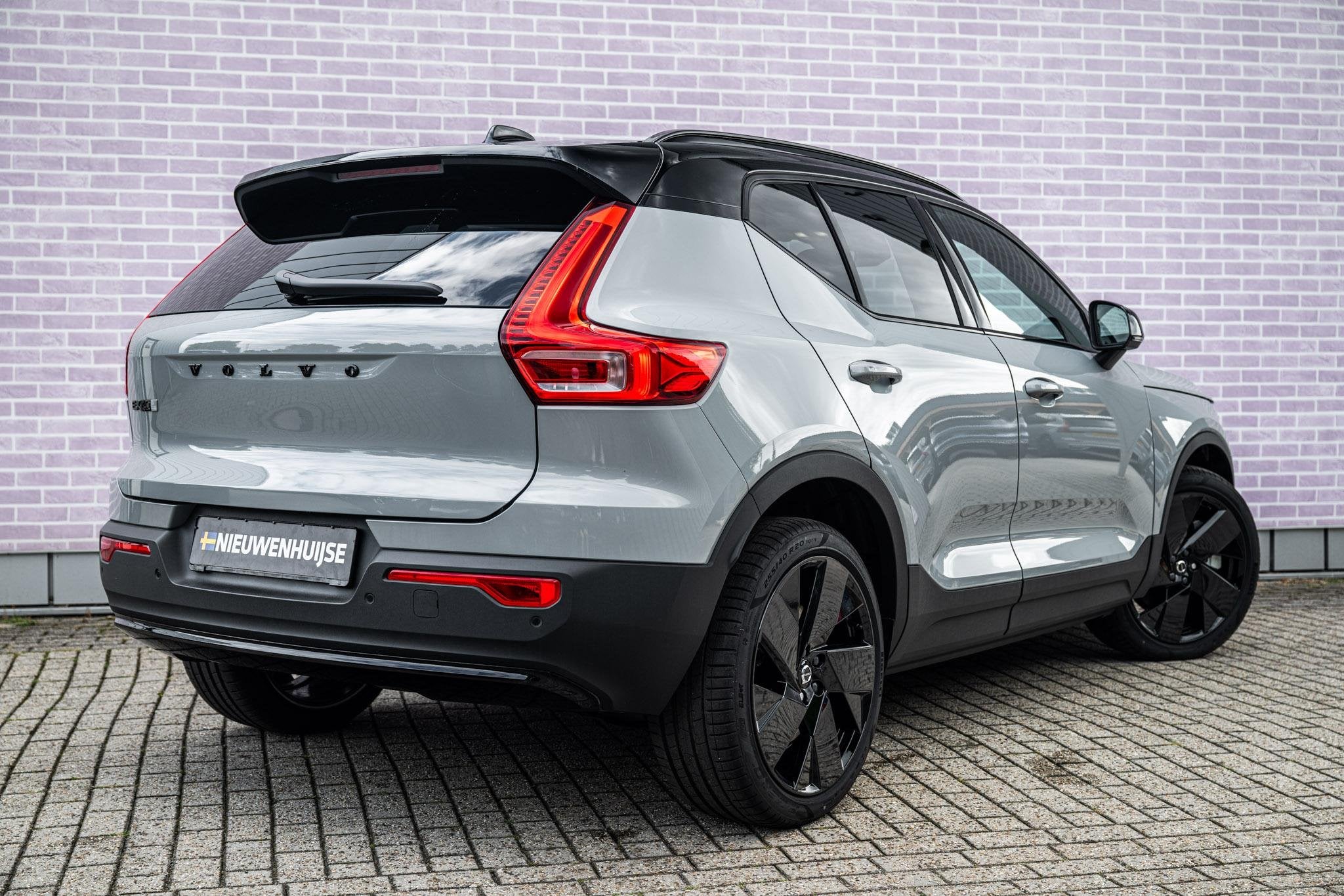 Volvo EX40 Single Motor Extended Range Plus Black Ed. 82 kWh, Automaat, 12 maanden, Gebruikt, 1975 kg