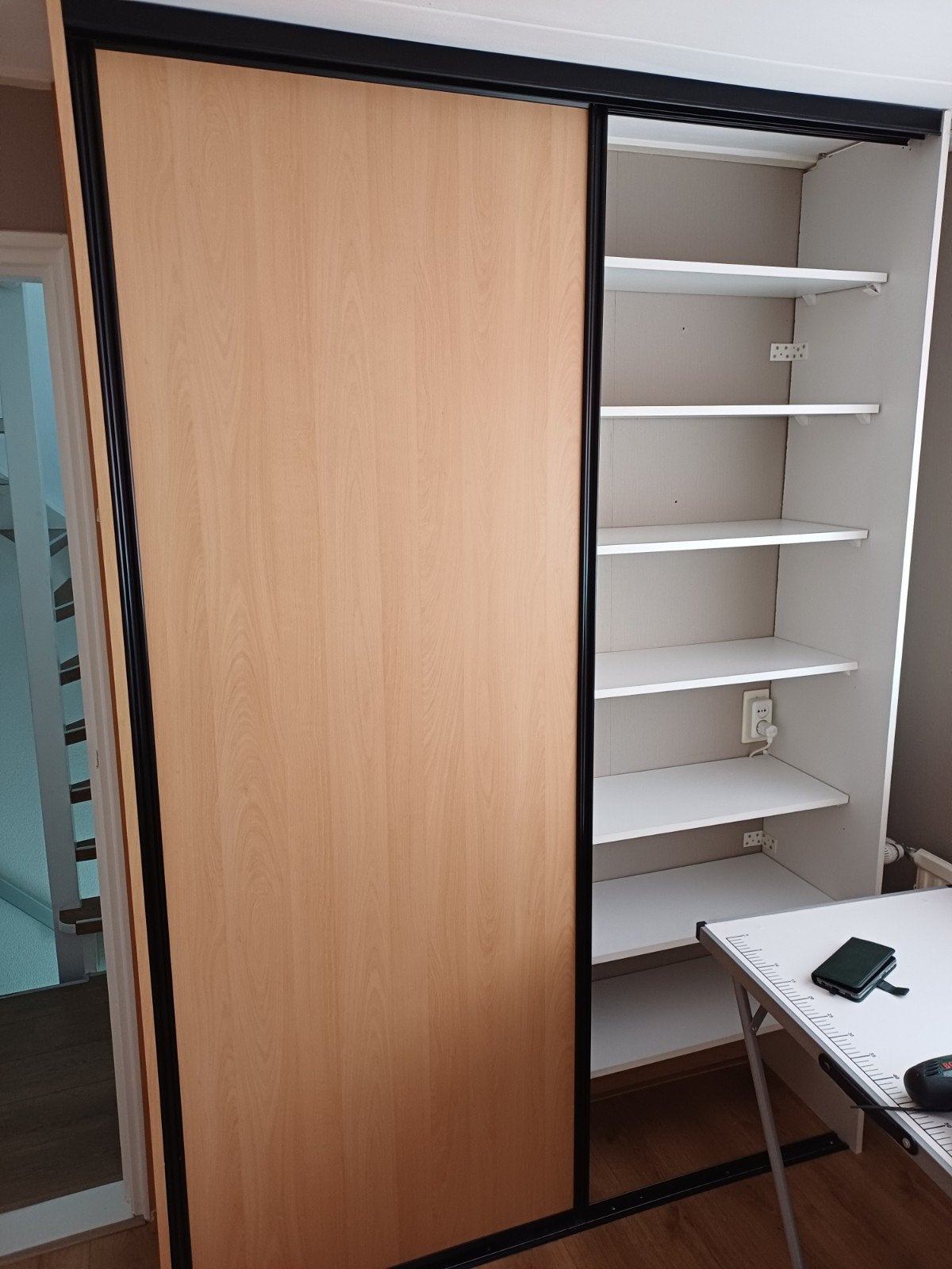 (GRATIS) Kledingkast met schuifdeur en planken, Ophalen, Met plank(en), Gebruikt, 200 cm of meer