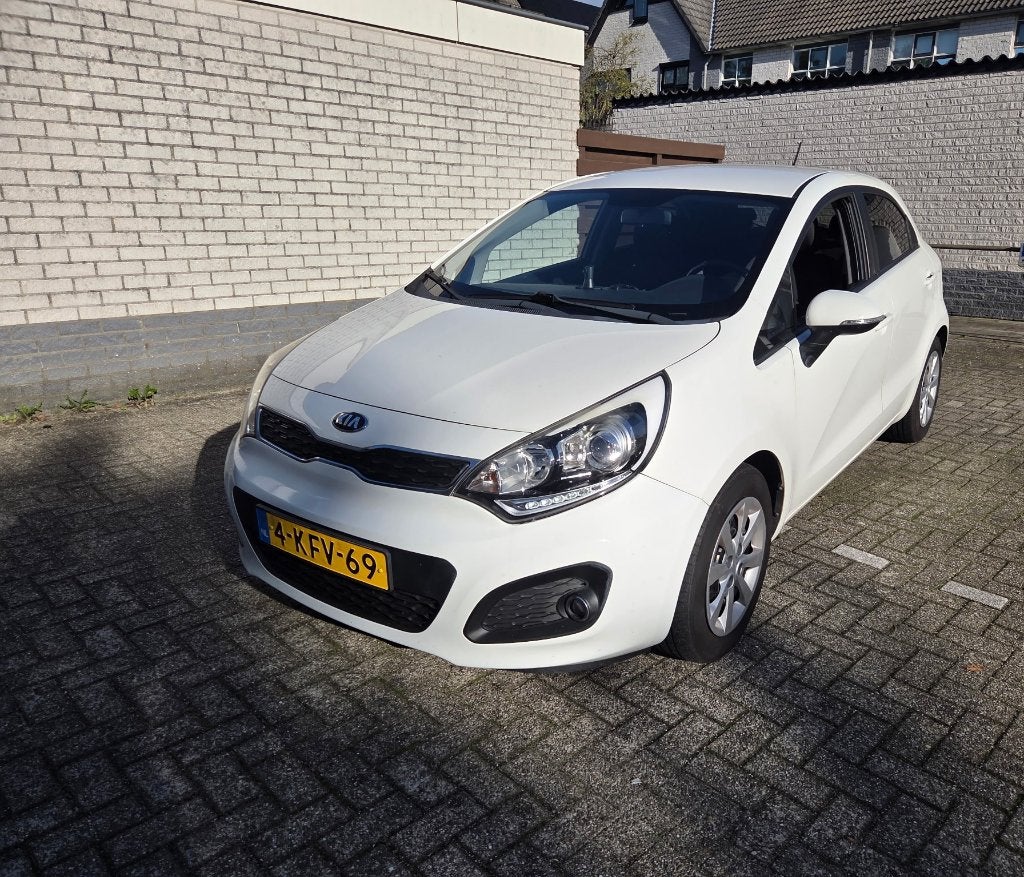 Kia Rio 1.2 CVVT Plus Pack | Navigatie Airco Bluetooth USB, Auto's, Dealer onderhouden, 450 kg, 40 €/maand, 4 cilinders