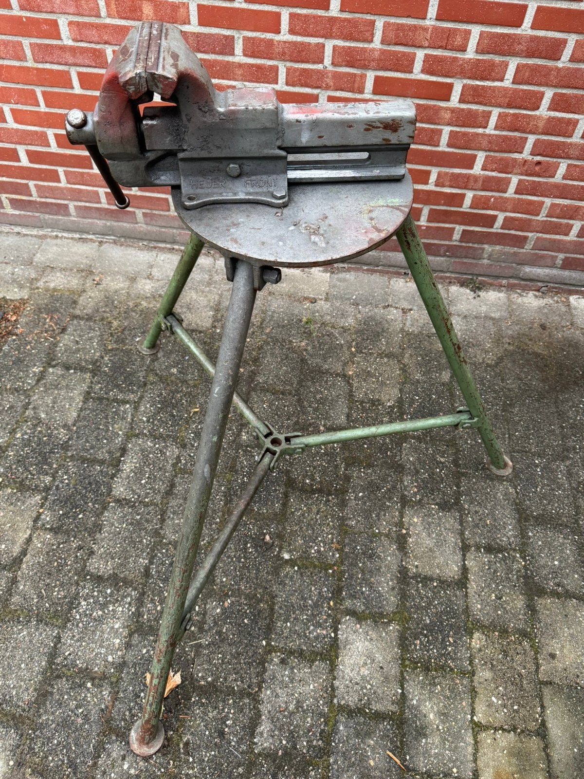 Heuer Front bankschroef op statief, Ophalen, Gebruikt