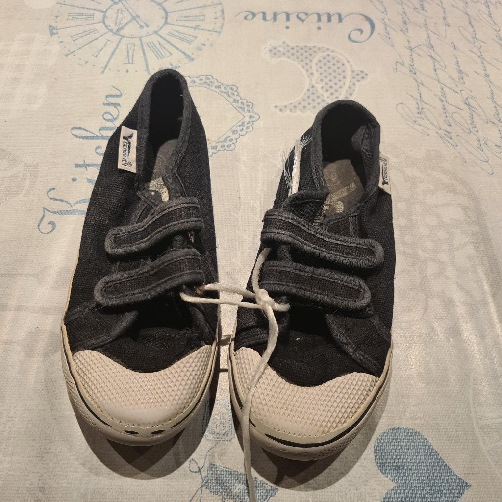 Zwarte gymschoenen met klittenband sluiting en witte zool, Gebruikt, Ophalen of Verzenden, Jongen of Meisje, Sportschoenen