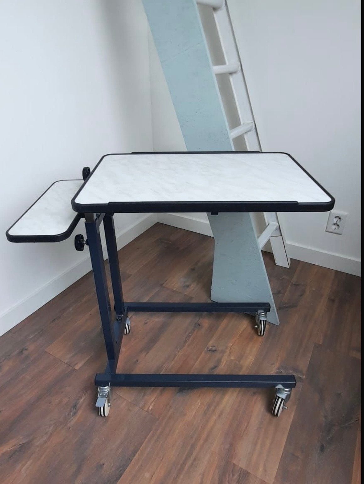 Verrijdbare laptoptafel / bijzettafel met verstelbaar blad, Ophalen, Zo goed als nieuw, 75 cm of meer, 60 cm of meer