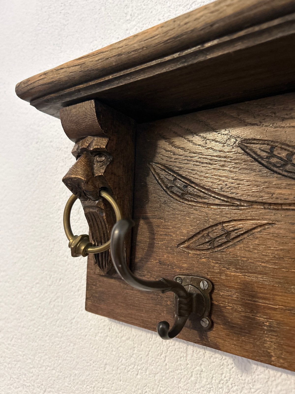 Antieke houten wandkapstok met leeuwenkoppen, Wandkapstok, Gebruikt, Ophalen of Verzenden, Minder dan 100 cm