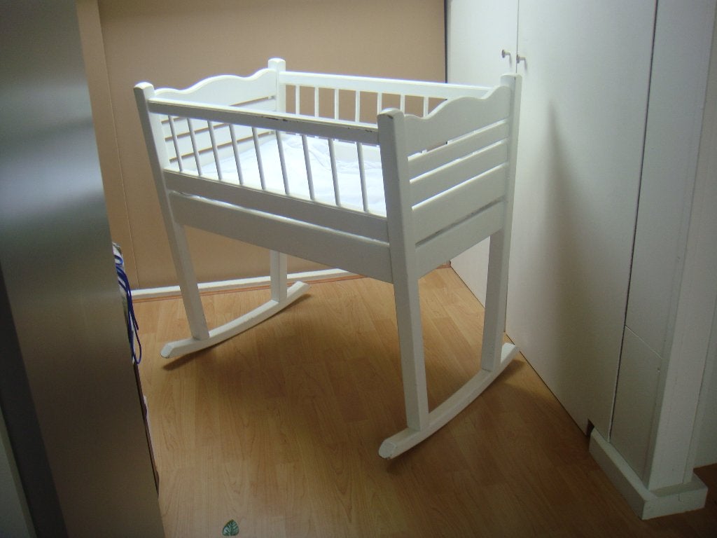 Mooie witte wieg massief hout met schommelfunctie en matras, Ophalen, Gebruikt, Wieg