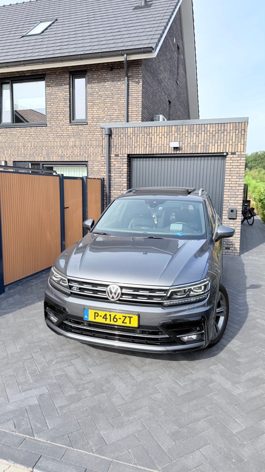Volkswagen Tiguan 2.0 TSI DSG 4M | 3x R-Line | Pano | Leder, Automaat, Parkeerassistent, Zwart, 4 cilinders
