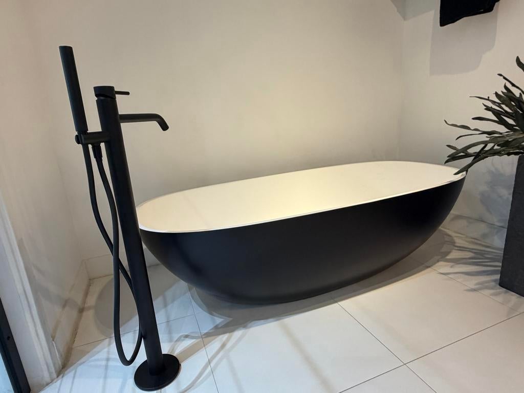 Jee-O Amsterdam vrijstaand bad mat zwart/wit solid surface, Ophalen, Zo goed als nieuw, Met bad