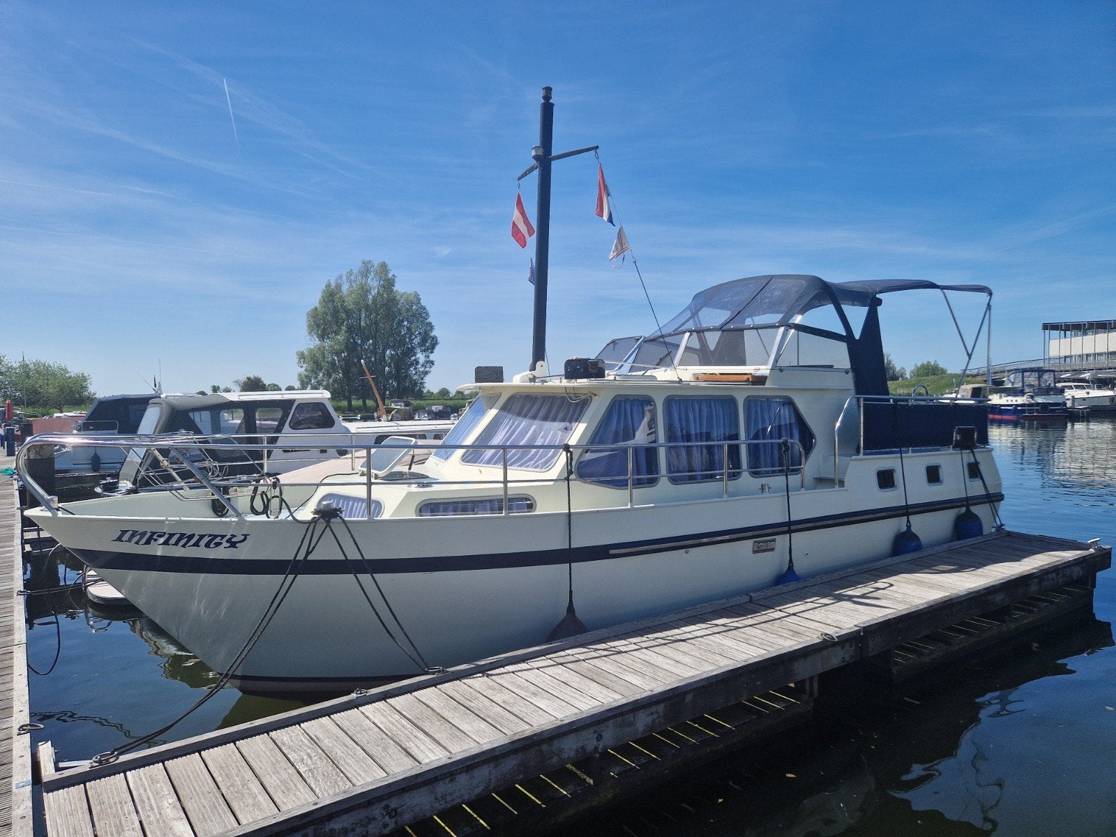 Stalen kajuitboot Beachkraft 10,50 x 3,20, Drie personen of meer