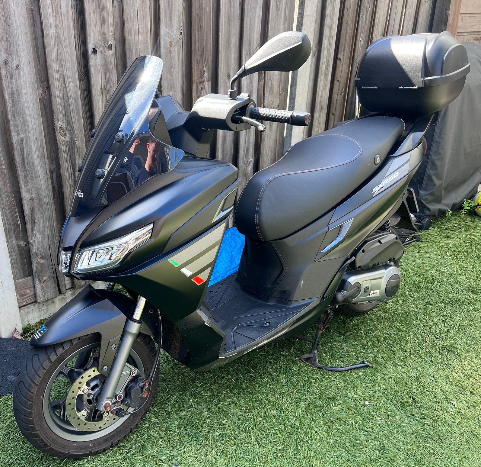 Aprillia SXR 50 fijne scooter met topkoffer, Fietsen en Brommers, Scooters | Overige merken, Gebruikt, Maximaal 45 km/u, Benzine