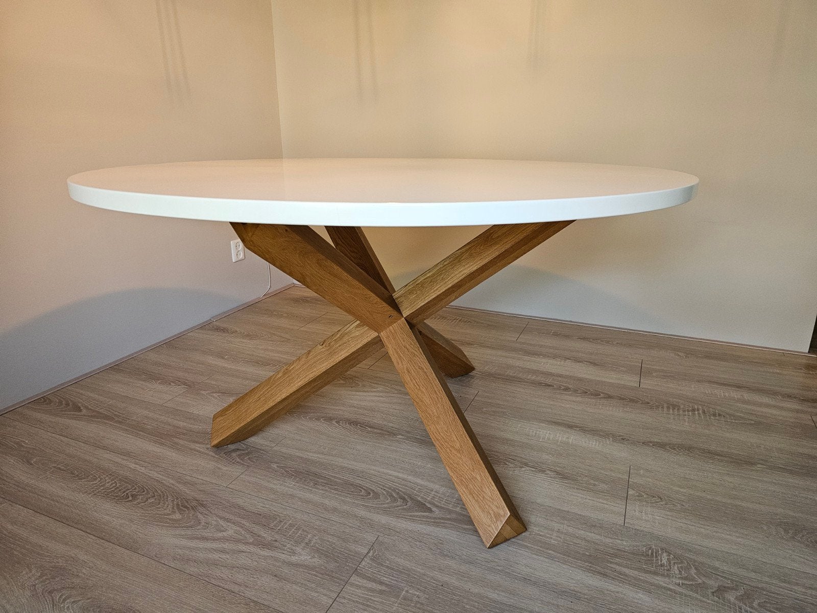 Kave Home Lotus Eettafel - Ø 135 cm - Wit/Eikenhout, Huis en Inrichting, Tafels | Eettafels, Ophalen, Gebruikt, Rond, Vijf personen of meer