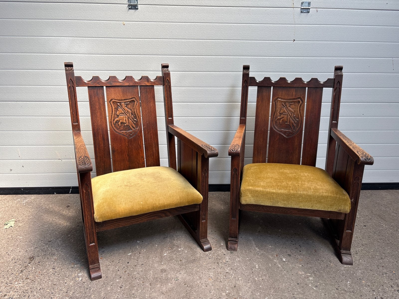 Set van 2 Antieke Eiken Kasteelstoelen met Wapenreliëf, Ophalen