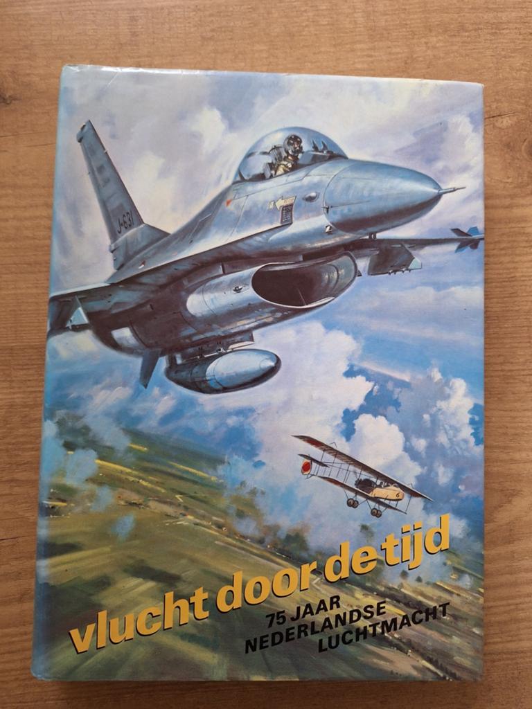 Vlucht door de tijd - 75 jaar Nederlandse Luchtmacht, Ophalen of Verzenden, Zo goed als nieuw, Boek of Tijdschrift
