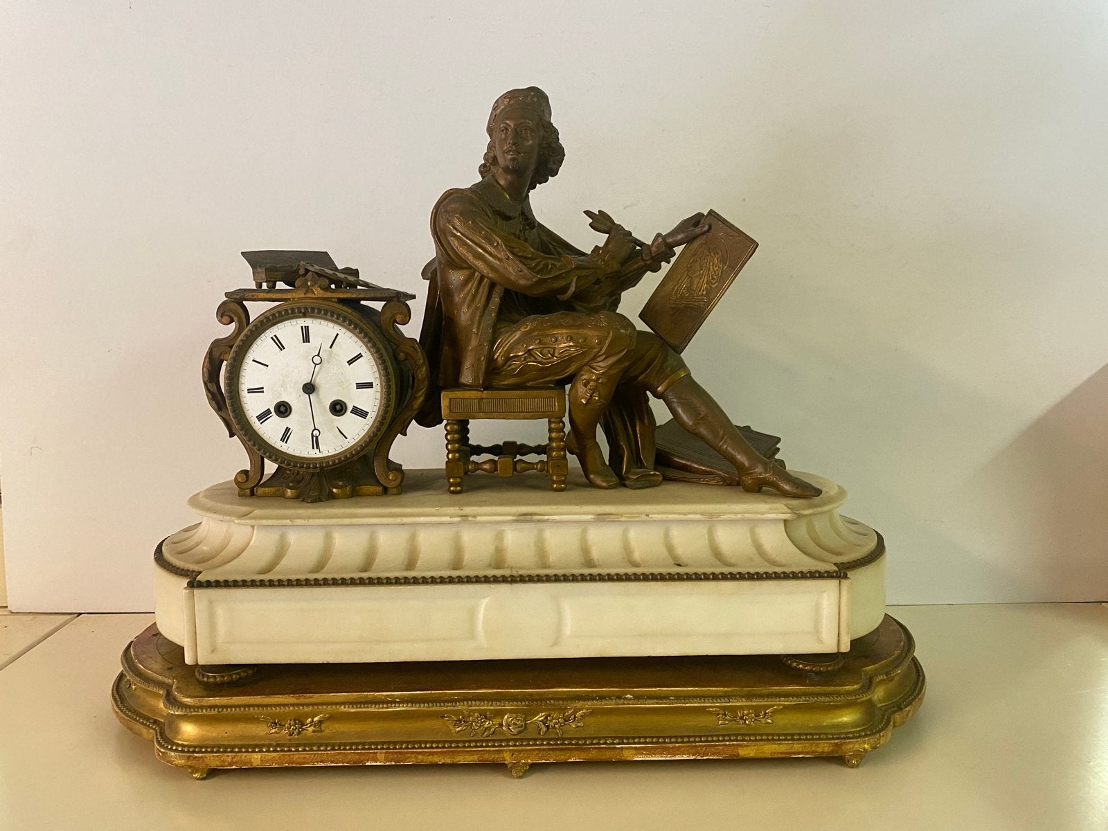Antieke Bronzen Klok met Beeld op Marmeren Voet, Antiek en Kunst, Ophalen of Verzenden