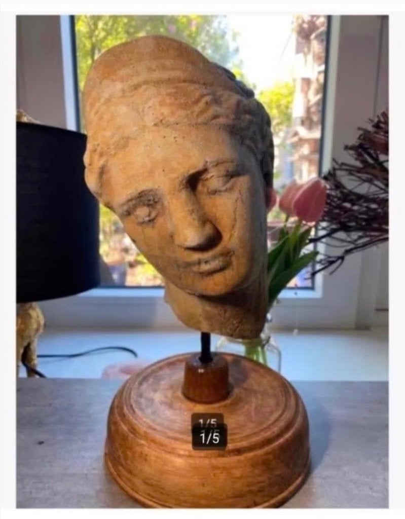 Betonnen vrouwen hoofd tuinbeeld op houten voet, Steen, Ophalen of Verzenden, Zo goed als nieuw, X