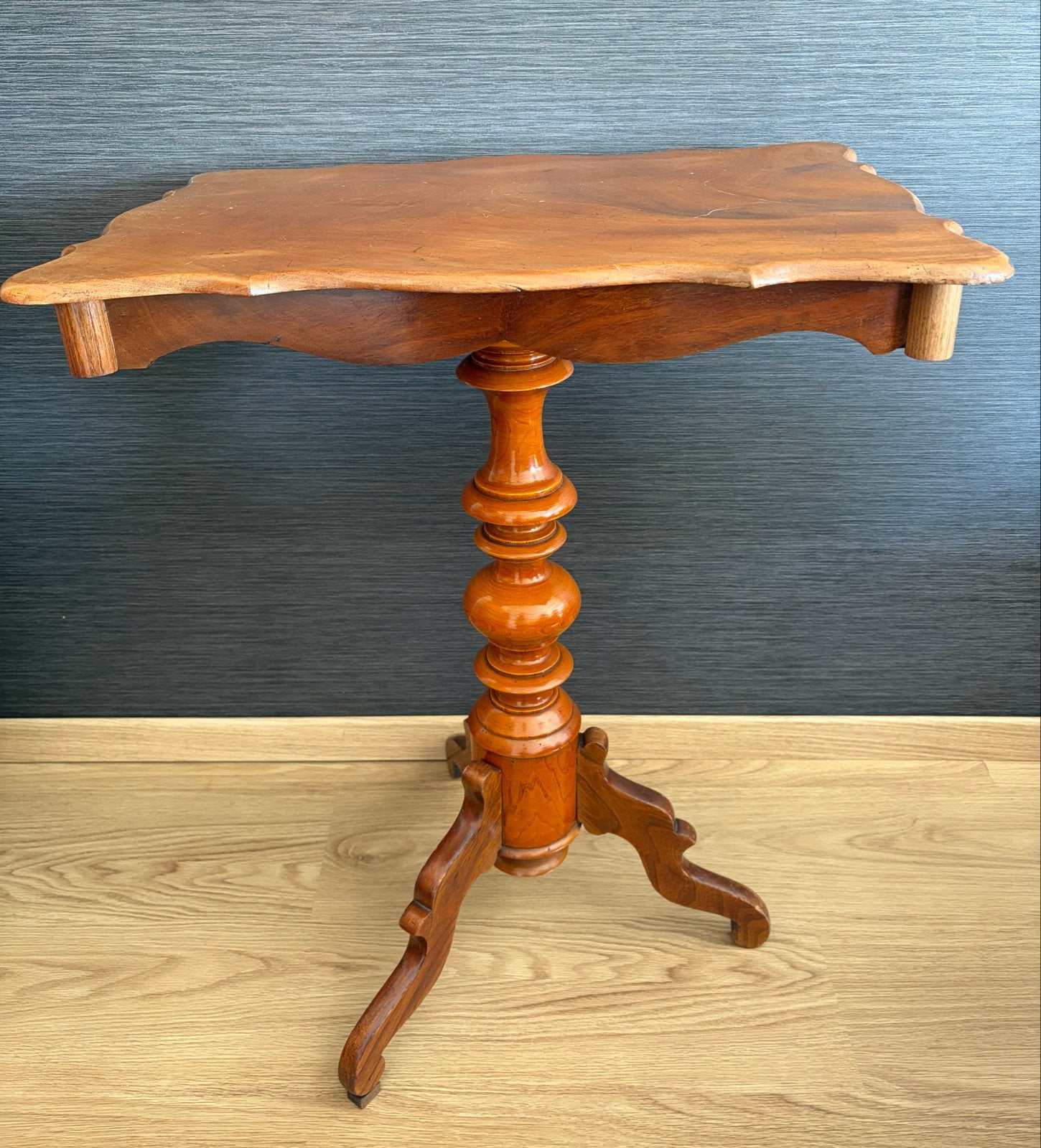Antieke houten bijzettafel met sierlijke poten, Ophalen