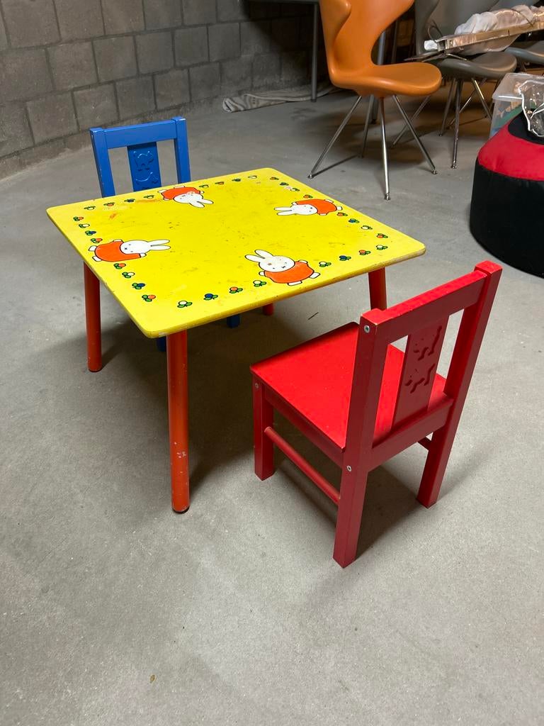 Kinder tafel met 2 IKEA kinderstoelen (gebruikt), Kinderen en Baby's, Kinderkamer | Tafels en Stoelen, Ophalen of Verzenden, Gebruikt