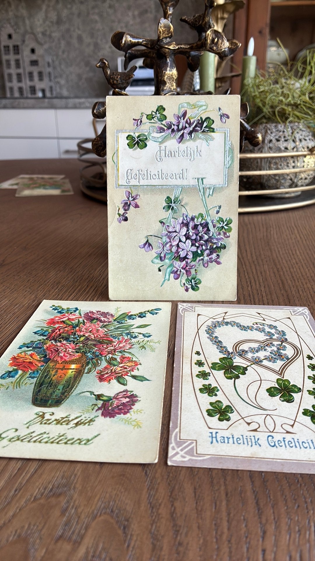 Gefeliciteerd.Vaas bloemen, hart vergeetmijnietjes,relief, Ophalen of Verzenden, 1920 tot 1940, Gelopen